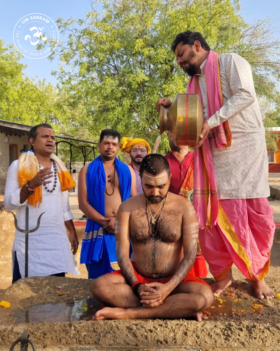 Vedic Pandits pouring holy water Ganga on Pujya Mahamandaleshwar Swami Avatar Puri Ji Maharaj during the initiation of Panch Dhuni Tapasya in Jadan.